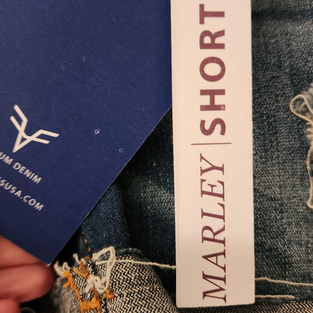 VIGOSS Marley Midrise Double Cuff Short - Distresses Dark wash size 26 - Picture 14 of 14